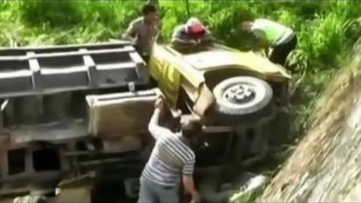 Truk Terbalik, 3 Penumpang Tewas , Supir Melarikan Diri