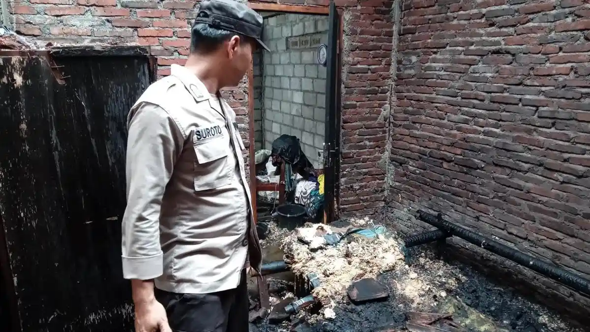 BREAKING NEWS : Diduga Lupa Matikan Api Puntung Rokok, Rumah Warga ...