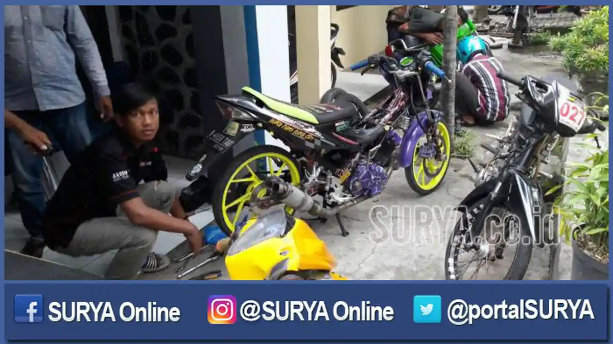 Pemilik Kendaraan Ini Ramai-ramai Bawa Onderdil Motor ke Kantor Polisi, Ada Apa?