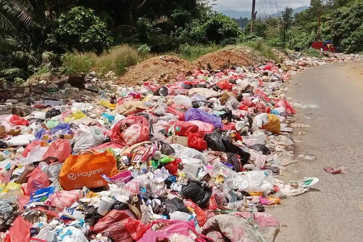 Lagi, Sampah Menumpuk di Kompleks Ahuru - Arbes Kota Ambon, Panjangnya 100 Meter