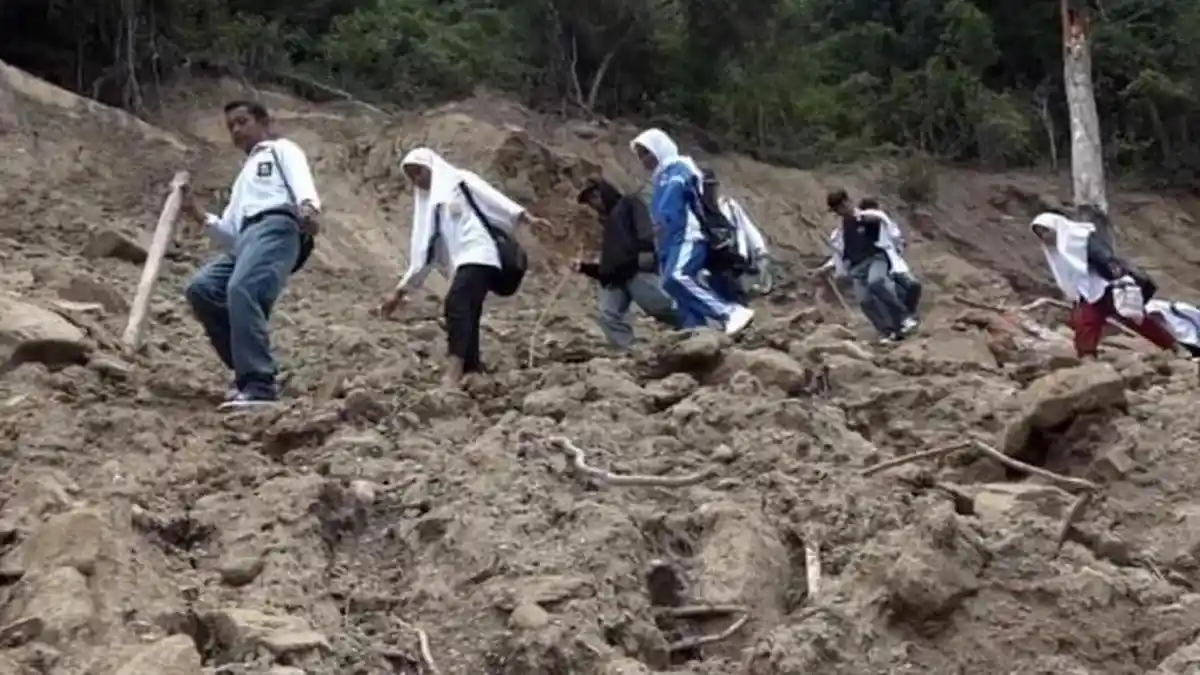 Puluhan Siswa di Tutar Polman ke Sekolah Terobos Tebing Bekas Longsor
