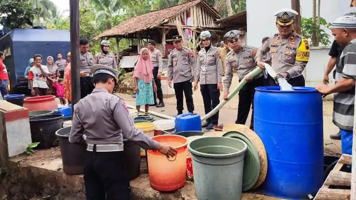 Satlantas Polresta Banyumas Dropping Air Bersih di Cilongok Gunakan Water Cannon