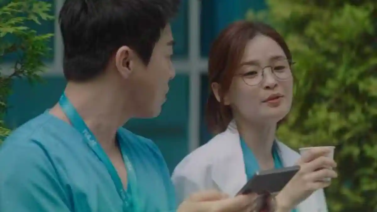 Preview Hospital Playlist 2 Episode 7: Ik Jun dan Song Hwa Akan Kemah Bersama