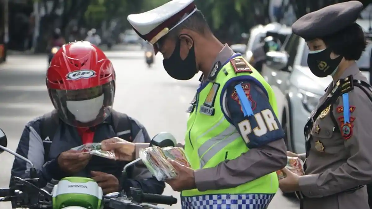 Operasi Zebra Intan 2020, Ditlantas Polda Kalsel Kembali Bagi-bagi Masker