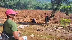 20112025-Tarkim-menunggui-pencarian-putrinya-yang-masih-tertimbun-longsor-majenang-longsor-cilacap.jpg