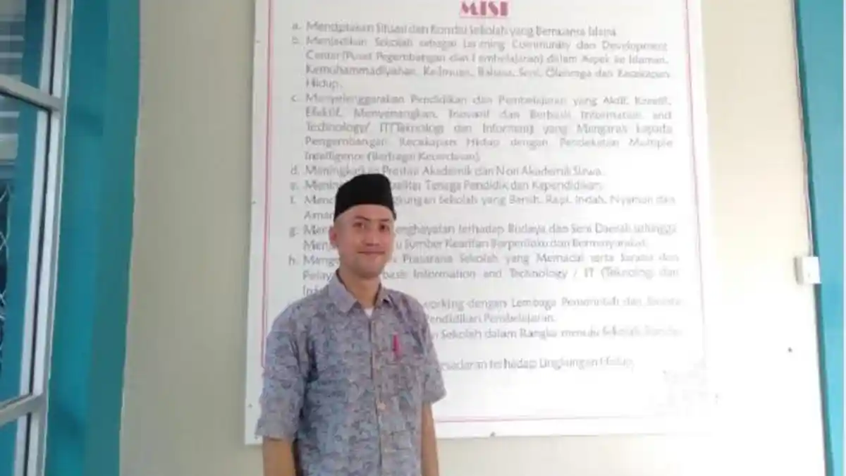 Sosok Muhammad Rikaz Prabowo, Guru Sejarah yang Hantarkan Gelar ...