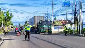 Dua-personel-Dirlantas-Polda-Gorontalo-mengatur-arus-lalu-lintas.jpg
