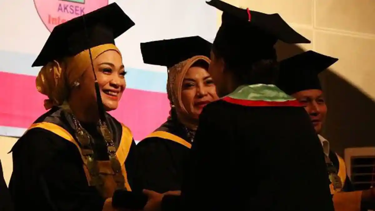 Selamat! Lulus S2 dengan Predikat Cumlaude, Dewi Hughes Diangkat Menjadi Ini