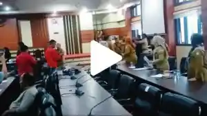 video-viral-anggota-DPRD-Sultra-ribut-hingga-nyaris-adu-jotos-warga-tambang-nikel-Sulawesi-Tenggara.jpg