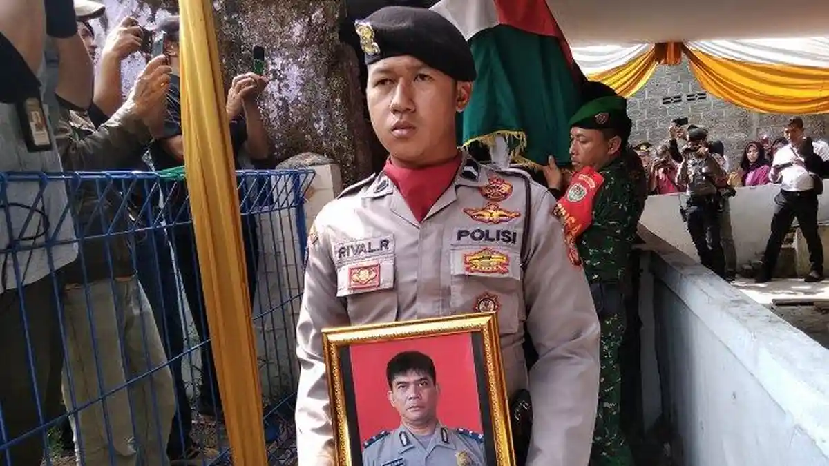Kapolres Cianjur Menangis saat Upacara Serah Terima Jenazah Ipda Erwin Yudha, Polisi yang Terbakar