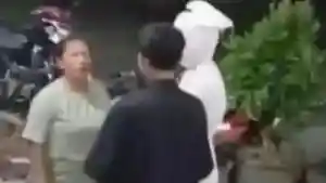 Remaja-di-Kediri-Kena-Semprot-Emak-Emak-Usai-Prank-Jadi-Pocong-Pasrah-Jadi-Tontonan-Warga.jpg