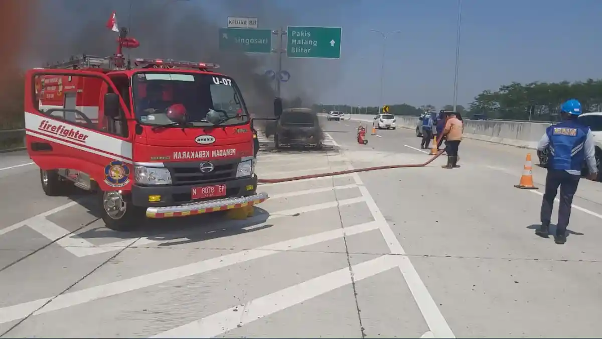 Mobil KIA Pregio Terbakar di Jalan Tol Pandaan-Malang, 9 Penumpang Berhasil Menyelamatkan Diri