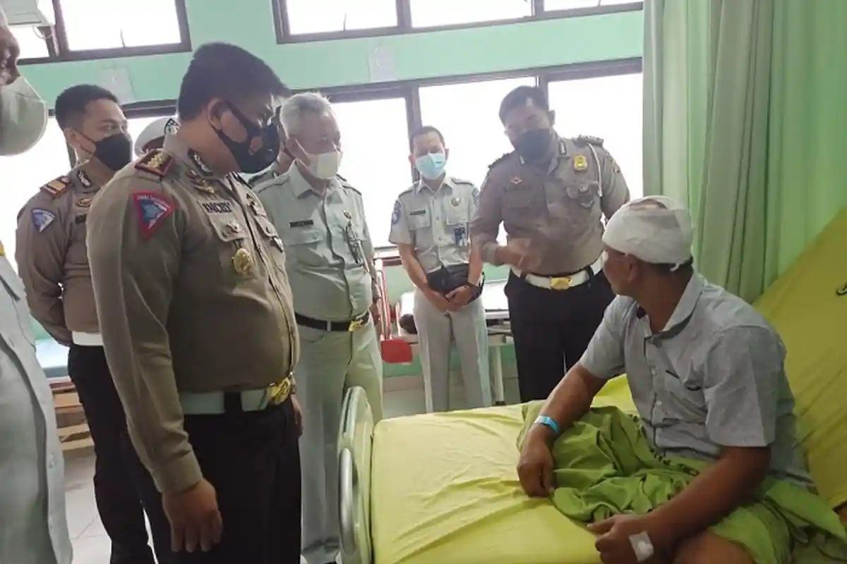 Dirlantas Polda Aceh Jenguk  Korban Tabrakan Bus dan Panther di Bireuen, Dicky: Ini Jadi Pelajaran