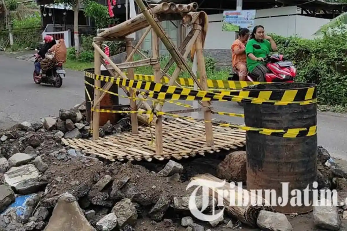 Jembatan Ngrebo Kota Blitar Jebol Bahayakan Pengendara, Dinas PUPR Mengecek ke Lokasi