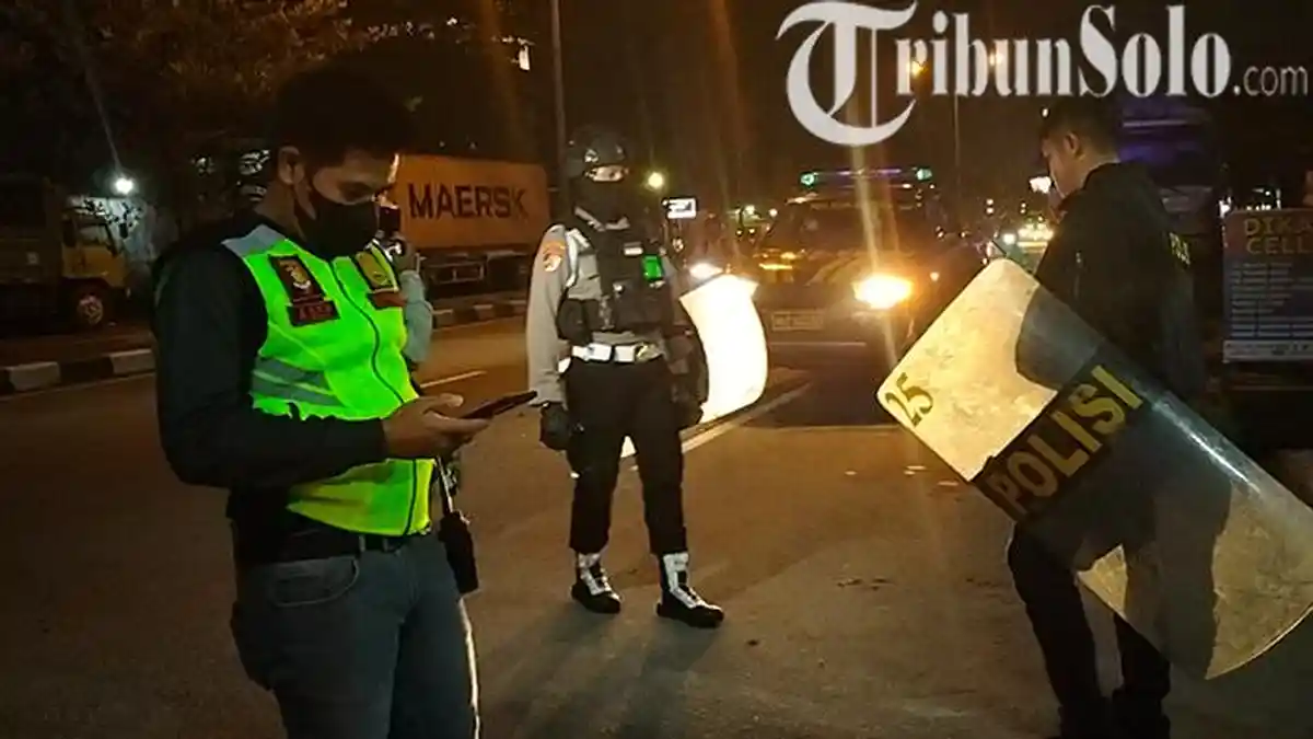 Begini Mereka Serang Suporter PSIS Semarang : Dihujani Batu, Petugas Datang Langsung Lari ke Gang