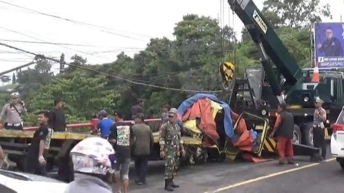 Kecelakaan di Cianjur: Truk Bermuatan Baja Ringan Terjun ke Jurang di Ciloto