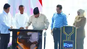 HILIRISASI-Presiden-Direktur-PT-Freeport-Indonesia-Tony-Wenas-dua-dari-kanan.jpg