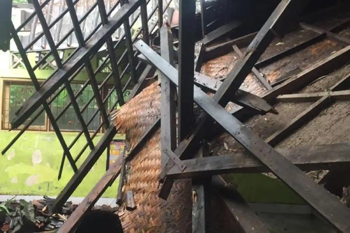 Atap SDN 1 Gereneng Lombok Timur Ambruk