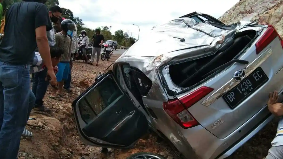 FOTO-FOTO Kecelakaan di Sei Temiang Batam, Mobil Calya Remuk Hantam Bukit Pelanduk