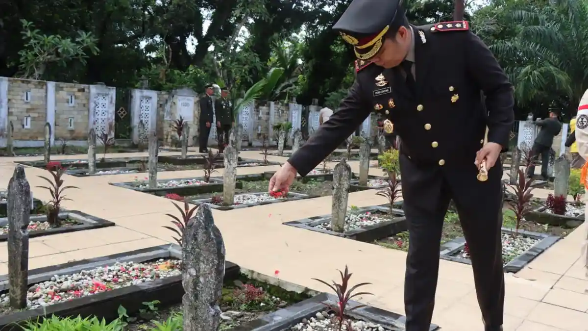 HUT Ke-77 TNI, Kapolres Binjai Ziarah di TMP Syuhada