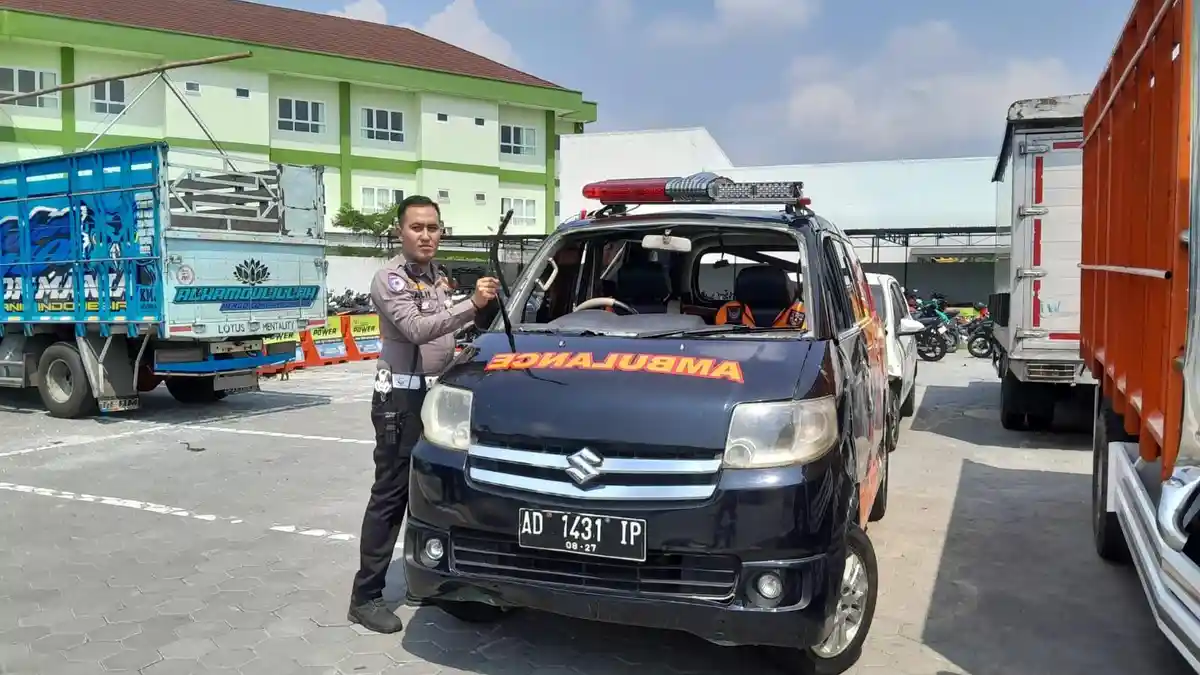 Penampakan Ambulance Bawa Pasien Warga Solo Menuju Jogja Kecelakaan