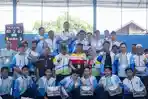 Penyerahan-medali-kepada-tim-Futsal-Porprov-Tanah-Bumbu.jpg