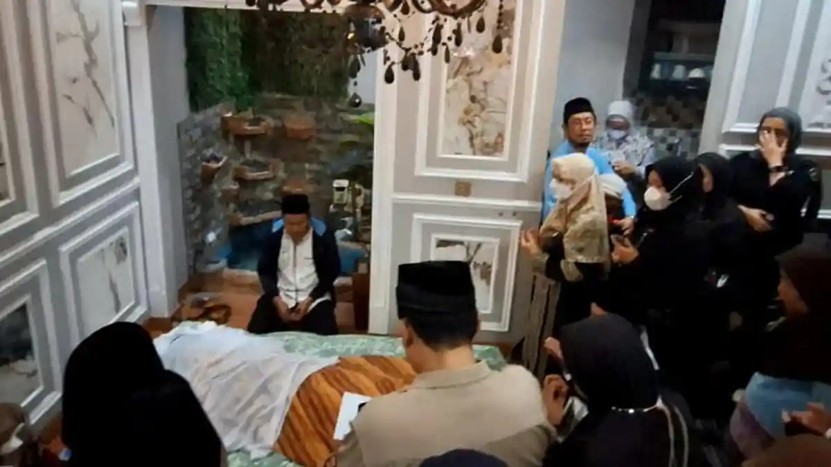 Bayi Kembar Mpok Alpa Digendong Raffi Ahmad dan Irfan Hakim, Sikapnya Dekat Jenazah Ibunya Disorot