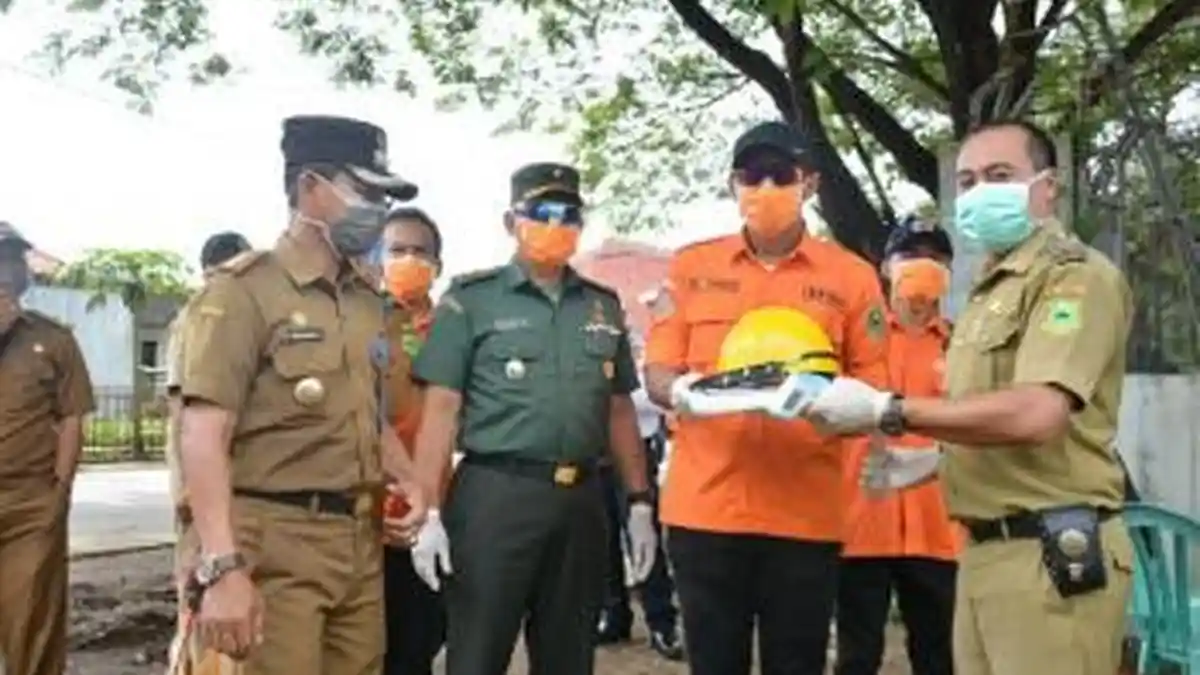 Wabup Kuningan Ridho Suganda Berikan Bantuan APD untuk Petugas Posko Check Point di Perbatasan