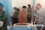 Bupati-Malang-Sanusi-menjenguk-korban-kecelakaan-maut-di-bromo-yang-dirawat-di-RST-dr-Soepraoen.jpg