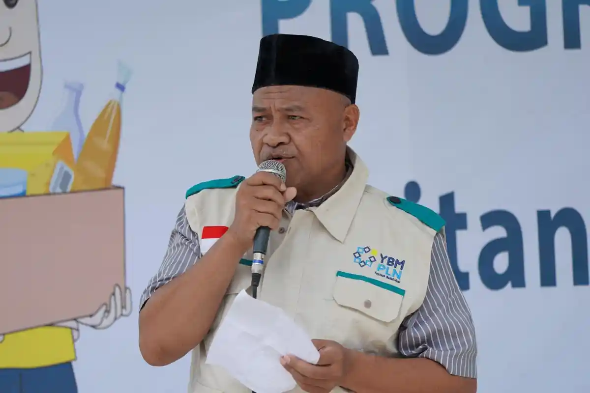Peduli Kesehatan Generasi Muda, YBM PLN UP3 Masohi Gelar Khitan Massal - Ketua-Panitia-Khitanan-Massal-Adam-Jumati-saat-memberikan-sambutan.jpg