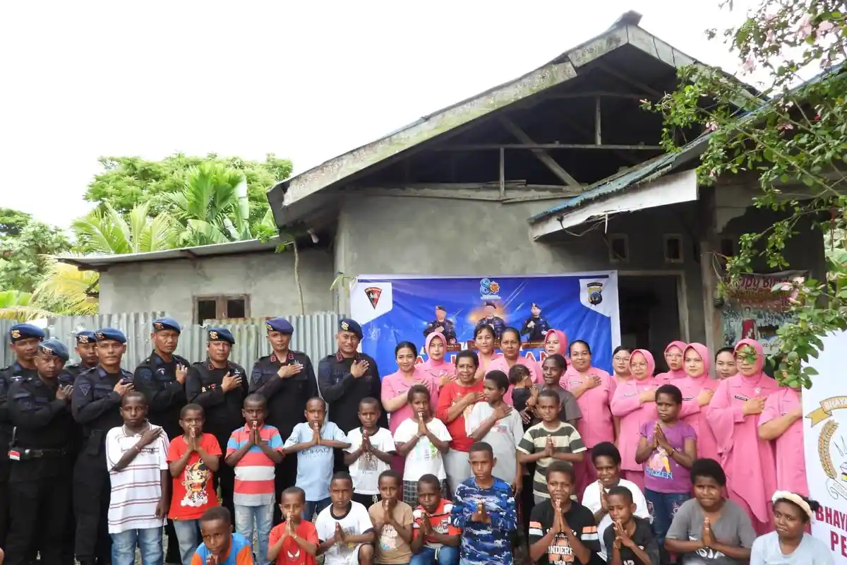 Jelang HUTke-80, Brimob Batalyon B Pelopor Satbrimob Polda Papua Tengah Anjangsana ke Panti Asuhan 