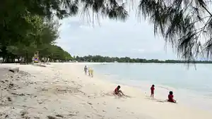Ngabuburit-di-Pantai-MBeach.jpg