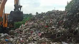 SAMPAH-Alat-berat-bekerja-di-TPA-Temesi-Gianyar-Bali-belum-lama-ini.jpg