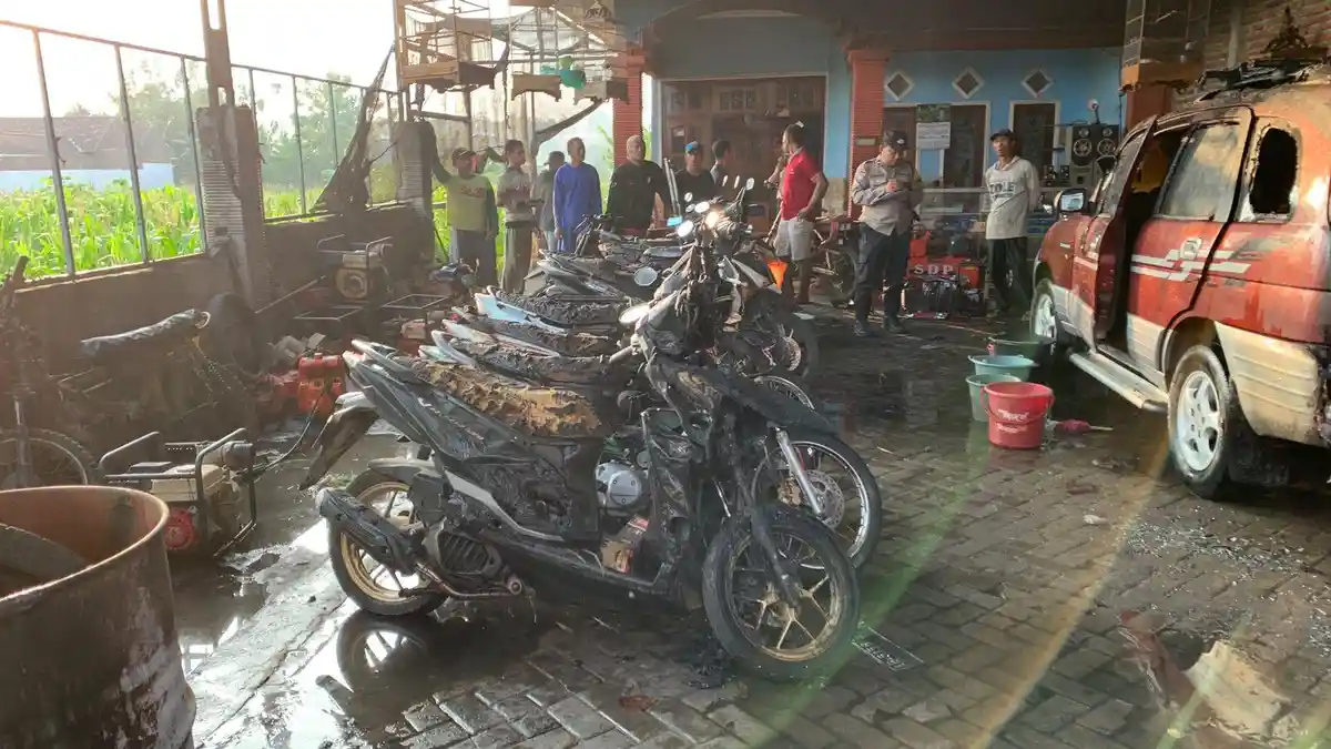 8 Motor dan 2 Mobil Terbakar di Bengkel Dusun Tampang, Wilangan, Nganjuk