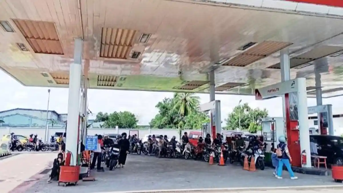 Lonjakan Arus Balik Picu Antrean Panjang Pertalite di SPBU Kalabbirang Takalar