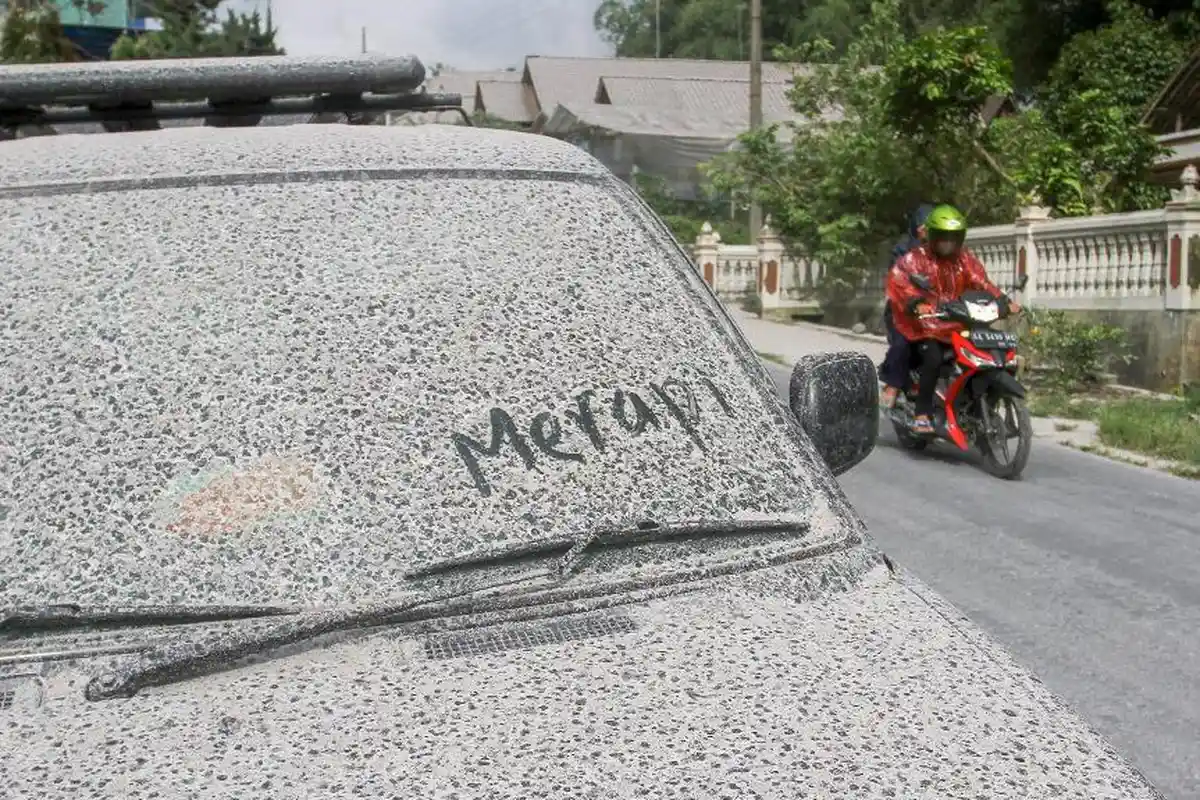 Gunung Merapi Luncurkan Awan Panas ke Utara, 14 Desa di Magelang dan Boyolali Terdampak Hujan Abu