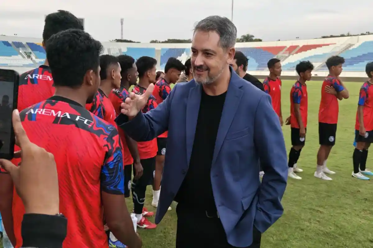 Marcos Santos Langsung Sapa Pemain Arema FC di Stadion Kanjuruhan, Siap Tancap Gas Pimpin Latihan