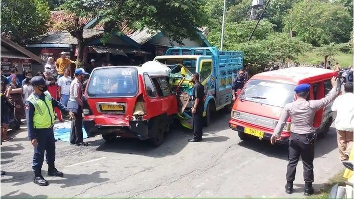 Truk Tabrak Angkot Hingga Terseret Puluhan Meter, 2 Orang Tewas Termasuk Seorang Bayi