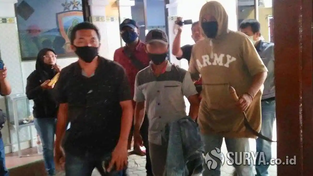Dobrak Pintu Kamar Karena Curiga Suara Pria, Suami Pulang Kerja Pergoki Istri Bugil Bareng Tetangga