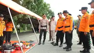 Bupati-Suhardiman-Amby-dan-Kapolres-Kuansing-AKBP-Hidayat-Perdana-memeriksa-peralatan-BPBD.jpg