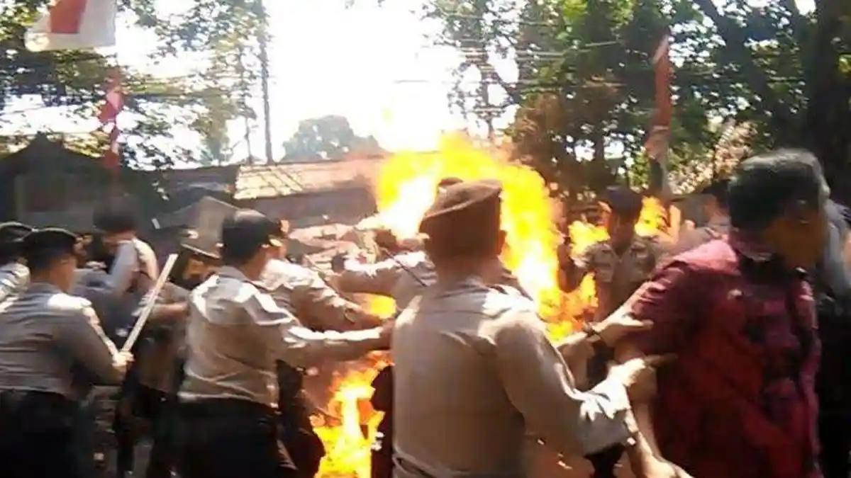 SIDANG Perdana Kasus Polisi Terbakar, Ini Ancaman Hukuman Bagi 5 Mahasiswa Yang Jadi Terdakwa