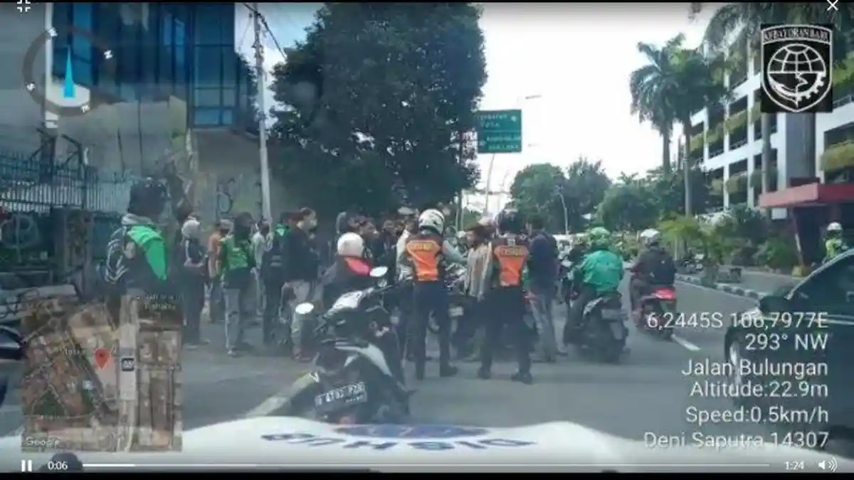 Awalnya Cuek Ditegur Berkerumun, Saat Pentil Motor Dicabuti, Driver Ojol Kalap: Bogem Mentah Bicara