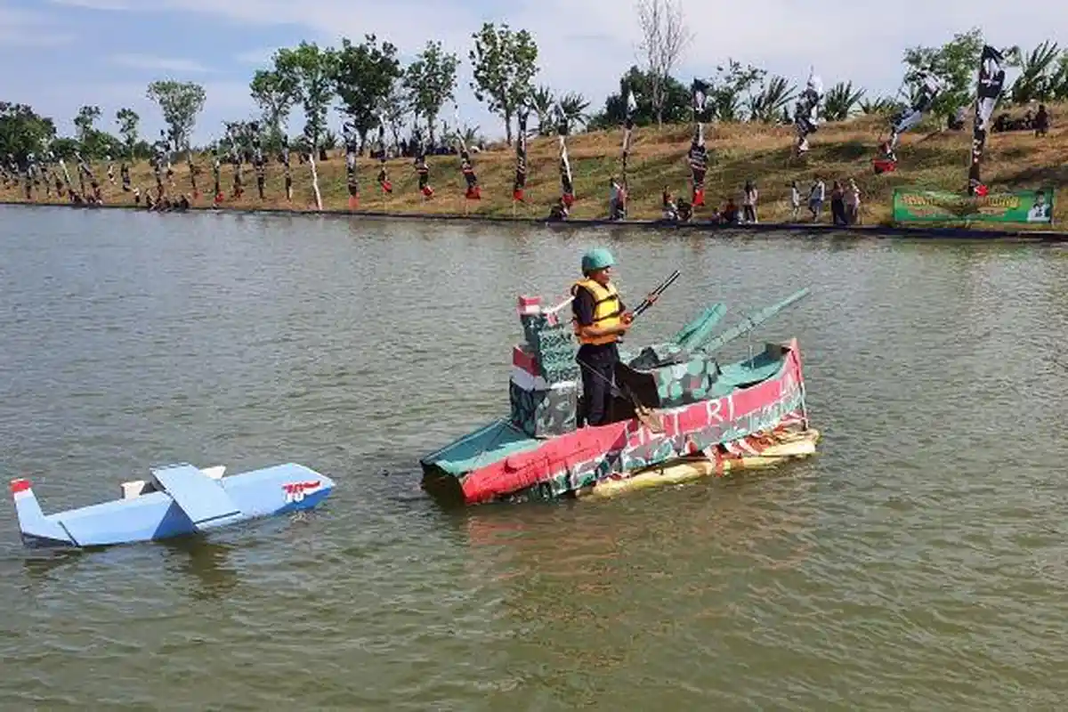 'Kapal Perang' Meriahkan Lomba Hias Rakit di Festival Pecunan Jatitujuh Majalengka