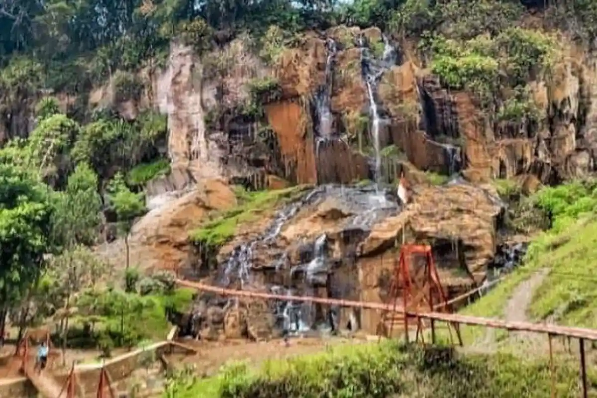 Liburan Akhir Pekan Sambil Menikmati Keindahan Air Terjun di Curug Batu Templek Bandung