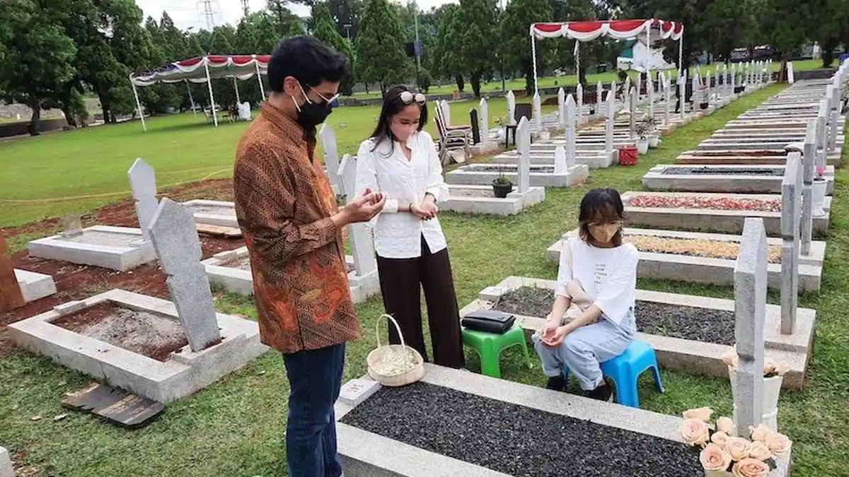 Tiga Cucu BJ Habibie Datang Menyekar ke TMP Kalibata