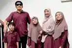 Desta dan Natasha Rizky Lebaran Bersama, Penampilan Kompak Bareng Anak-anak Jadi Sorotan