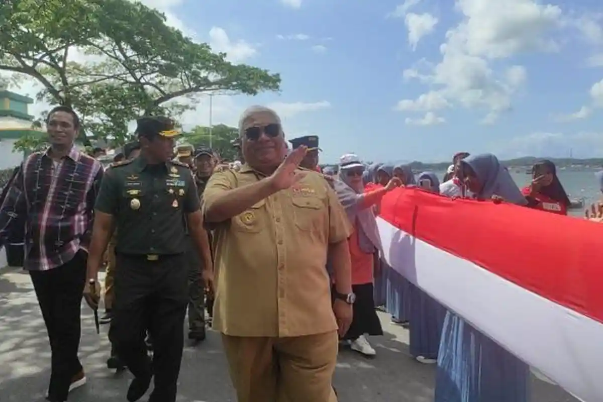 Momen Gubernur Sultra Ali Mazi Hampiri Pelajar saat Bentangkan Bendera Merah Putih 17 Ribu Meter