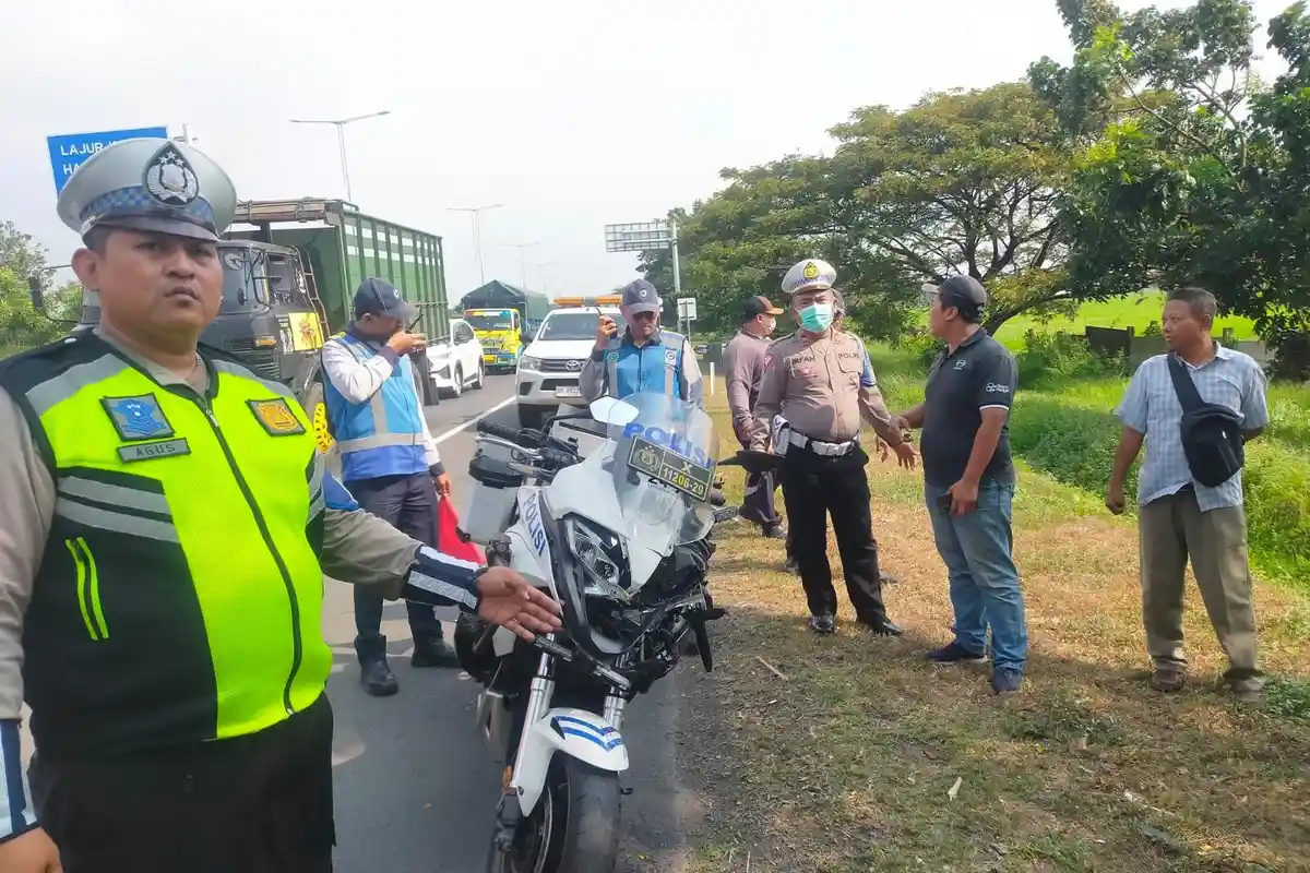 Moge Polisi Patwal Tabrak Mobil Boks di Jalan Tol Sidoarjo