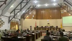 Anggota-DPRD-Wajo-saat-rapat-pembahasan-fraksi-di-Gedung12.jpg