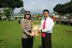 Brigadir-Helmi-Setiyawan-mendapatkan-reward.jpg